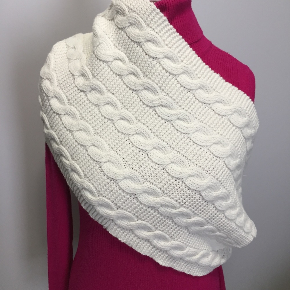 CABLE KNIT INFINITY SCARF